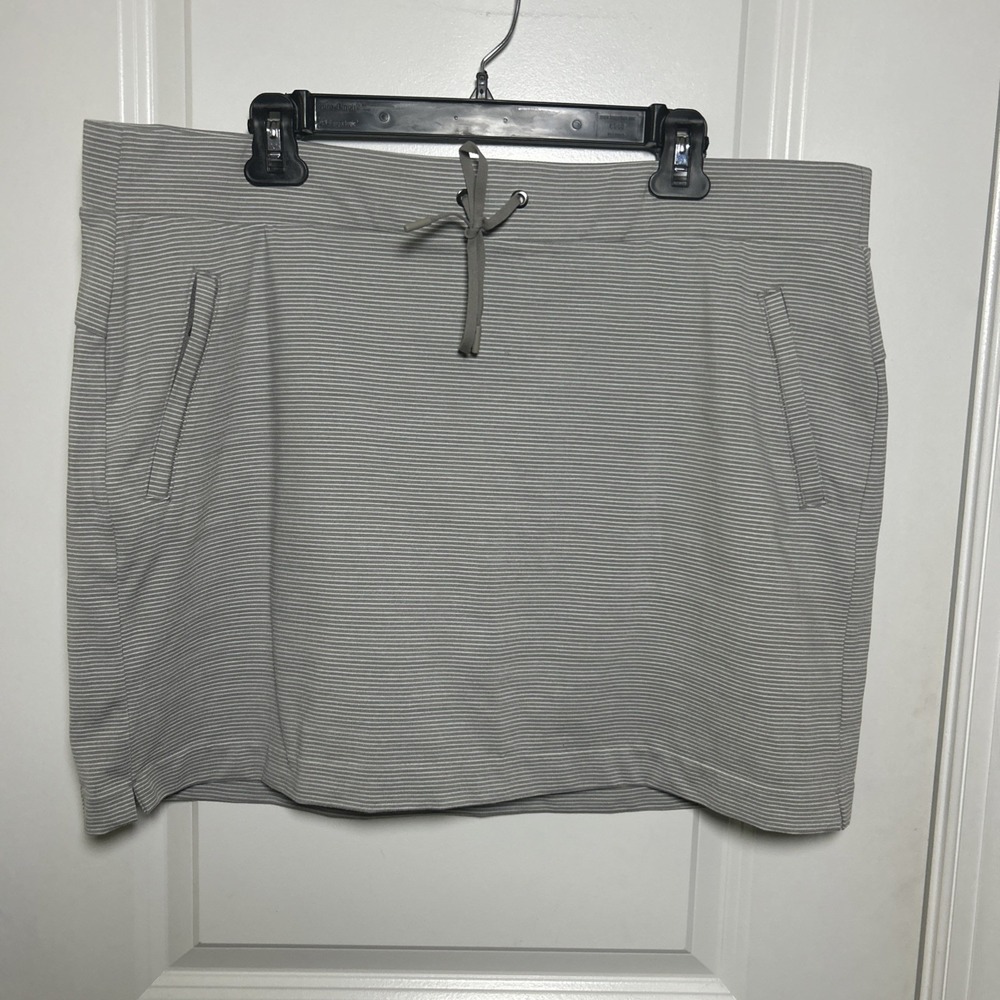 Athleta Midtown Skort Taupe‎ Gray White Pinstripe Skort Women's Size Large Tall